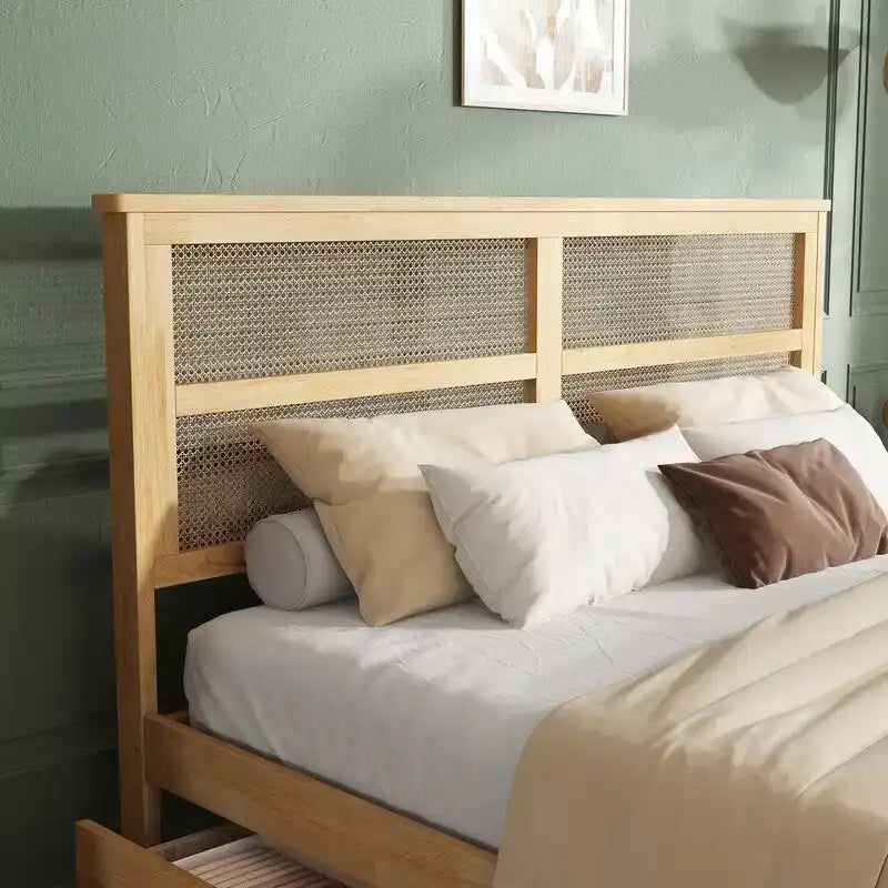 Letto a piattaforma con testiera in rattan e due cassetti