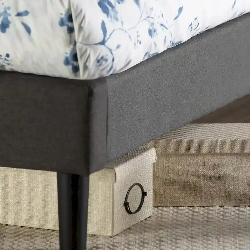 Letto a piattaforma imbottito grigio scuro con cuciture a rombi
