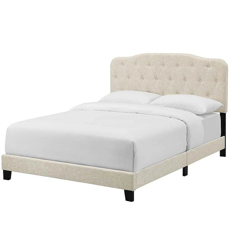 Letto king size con base a piattaforma, tessuto beige e testiera con bottoni