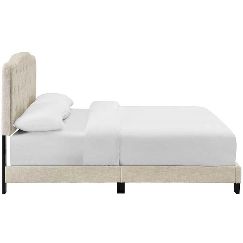 Letto king size con base a piattaforma, tessuto beige e testiera con bottoni