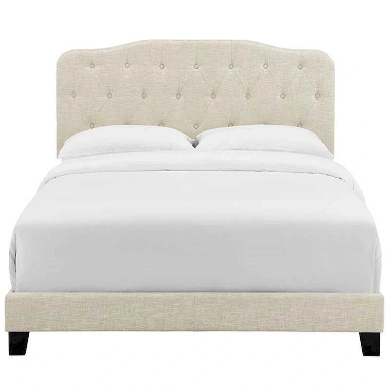 Letto king size con base a piattaforma, tessuto beige e testiera con bottoni