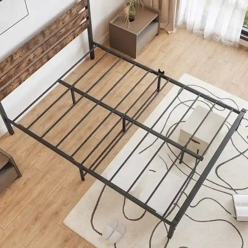 Rama łóżka platformowego z drewnianym zagłówkiem w rustykalnym stylu vintage, solidne metalowe listwy podpierające materac