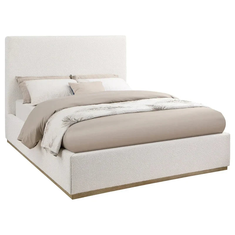 Letto king size, testiera imbottita a pannelli, base con zoccolo dorato