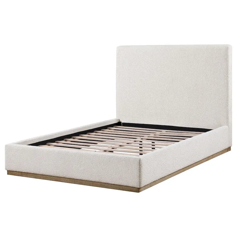 Letto king size, testiera imbottita a pannelli, base con zoccolo dorato
