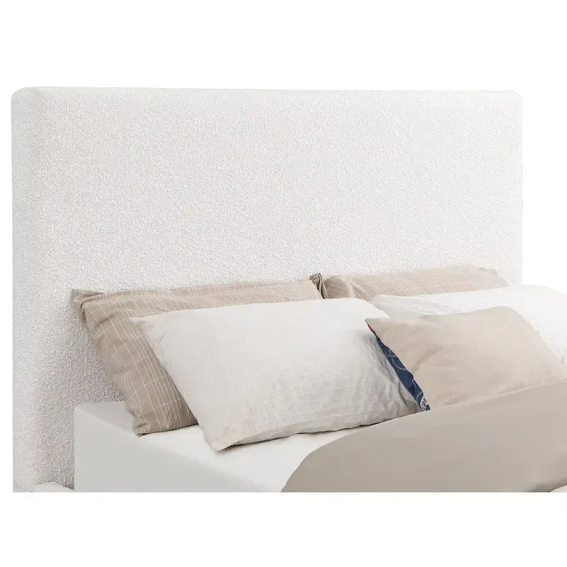 Letto king size, testiera imbottita a pannelli, base con zoccolo dorato