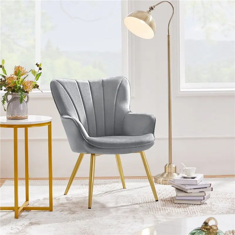 Poltroncina d'accento moderna in velluto con schienale curvo plissettato, ideale per il soggiorno