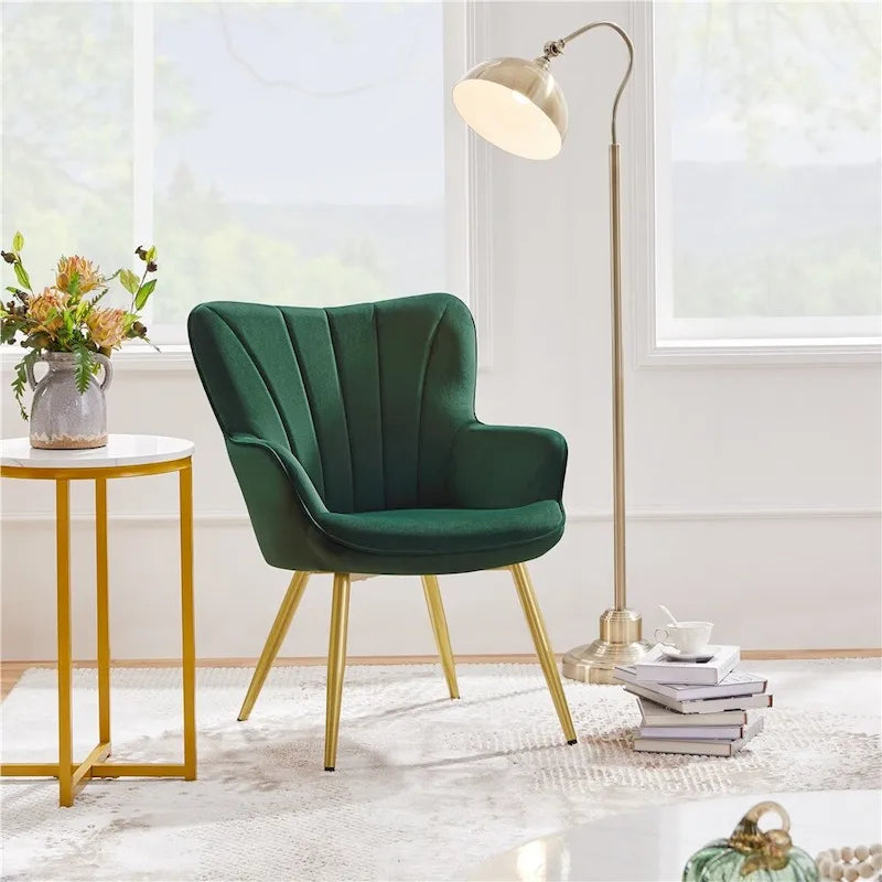Poltroncina d'accento moderna in velluto con schienale curvo plissettato, ideale per il soggiorno